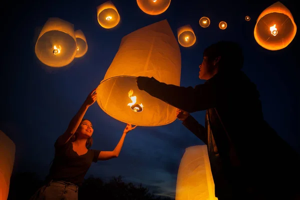 Asiático dulce amor disfrutar yeepeng festival en chiang mai —  Fotos de Stock