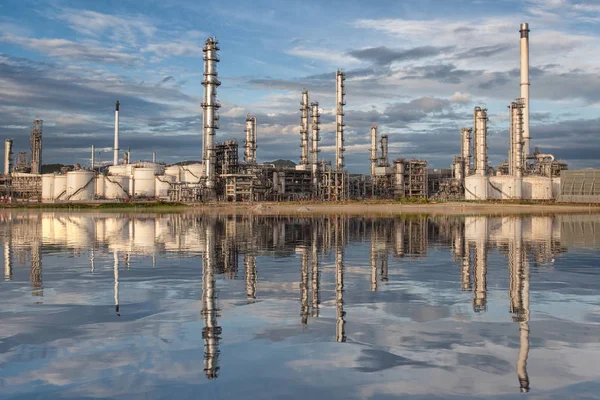 Riflessione della fabbrica di raffineria di petrolio — Foto Stock