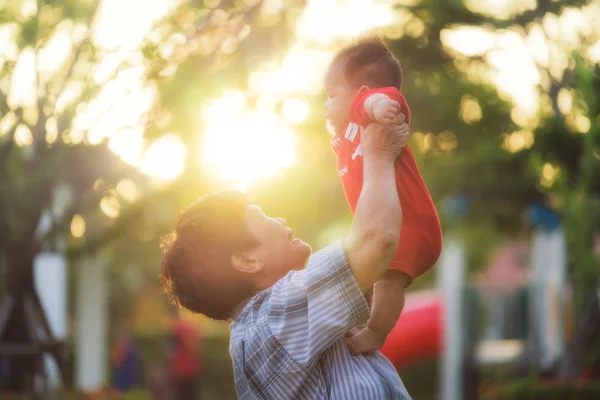 Grootmoeder en pasgeboren baby ontspannen in een park — Stockfoto