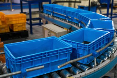 Tranfer üretim bölümü'nde prodin için silindir satırda plastik kutu