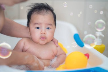 Annesi ile Asya bebek banyo