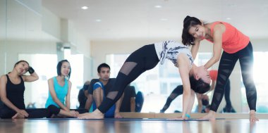 Yoga eğitmeni yoga öğrenci yoga sınıf öğretmek