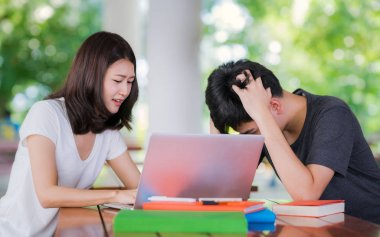 Öğrenci öğretmen öğretmek onun arkadaşı dışarı kapı li examinatuin önce