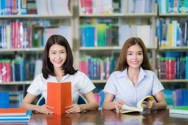 Asiático senhora estudante estudar e fazer casa trabalho na biblioteca em Universi — Fotografia de Stock
