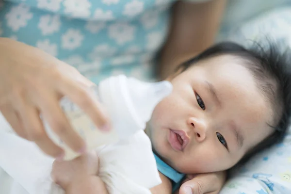 Mamá alimentación potencia milla a su bebé — Foto de Stock