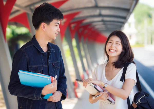 Asiatisk student vid universitet — Stockfoto