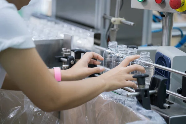 Arbeiter in der Flaschenkunststoffherstellung arbeiten in der Produktion von Hand. — Stockfoto