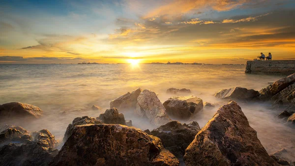 Spiaggia di sabbia di mare roccia e tramonto — Foto Stock