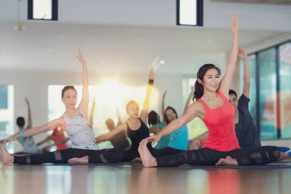 Groupe d'exercices de yoga et cours dans le centre de fitness — Photo