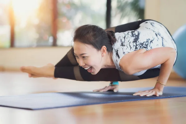 Asiatique dame atke Yoga exercice dans le centre de fitness — Photo