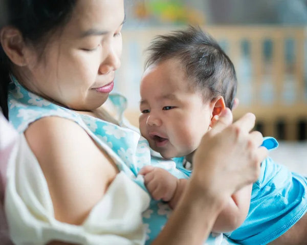 Mon and baby play togather — Stock Photo, Image
