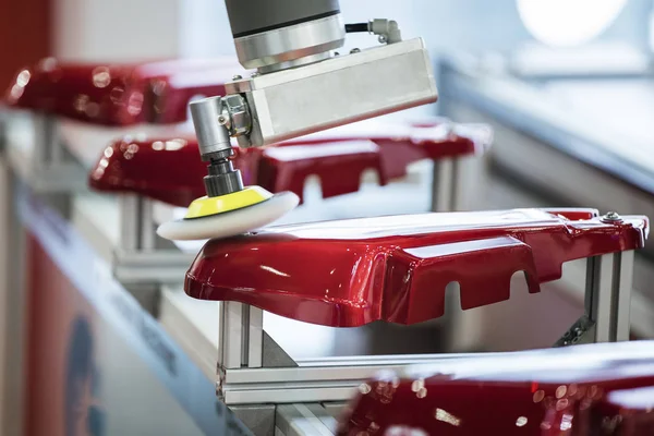 Automatische Farbpoliermaschine in der automatischen Teilefertigungslinie — Stockfoto