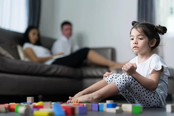 Bebê chorar e sentar na sala de estar com sua mãe e mãe — Fotografia de Stock