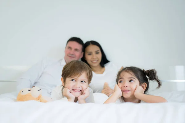 Familia relajarse en la cama en el dormitorio —  Fotos de Stock