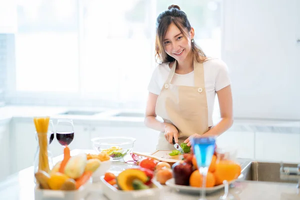 Asiatisk fru förbereda sallad och spaghett — Stockfoto