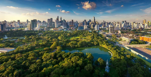 Lumpini park ve Bangkok şehir — Stok fotoğraf