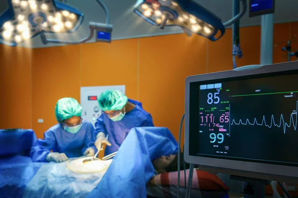 Salle d'opération avec médecin et cardiofréquencemètre — Photo