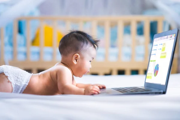 Asiatisches Business-Baby arbeitet mit Computer-Notebook — Stockfoto