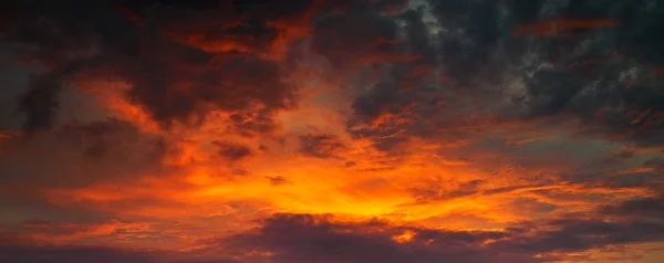 Panorama foto para o céu vermelho e dourado entre o pôr do sol — Fotografia de Stock