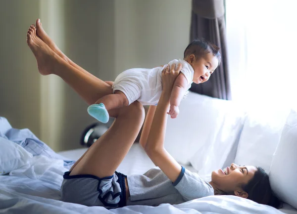 Asiatico madre e bambino giocare togather in letto stanza — Foto Stock