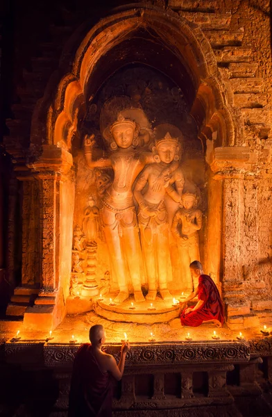 Монах со штукатуркой внутри пагоды и храма — стоковое фото
