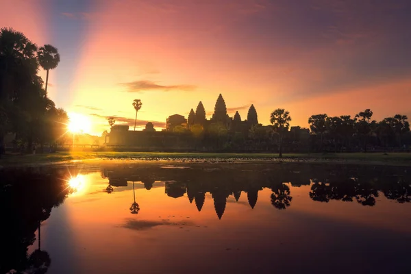 Nascer do sol de Angkor wat templo — Fotografia de Stock