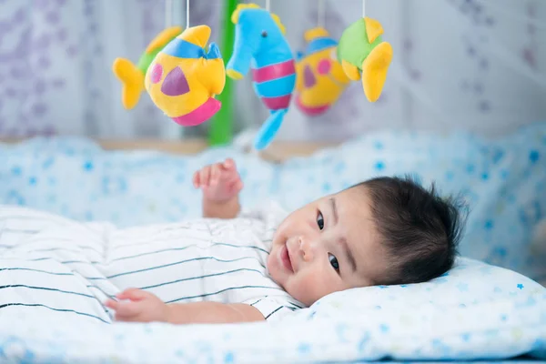 Asiático recién nacido sonrisa en una cama — Foto de Stock