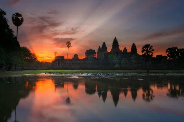 Пейзаж и восход солнца храма Ангкор Ват в Сиемской Жатве в Комбо — стоковое фото
