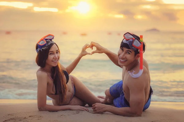 Asiatisches Paar entspannt sich im Sommerurlaub am Strand — Stockfoto