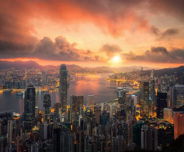 Hongkong città paesaggio con sole e luce dalla costruzione — Foto Stock