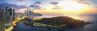 Busan kum plajı üzerinde gündoğumu 