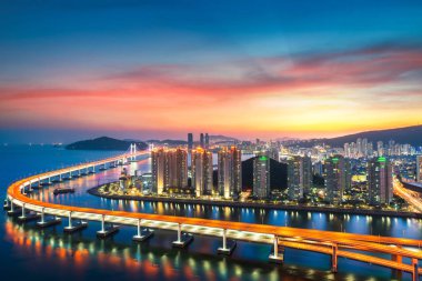 Günbatımı Busan şehir bina ile