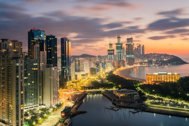 Busan kum plajı üzerinde gündoğumu 