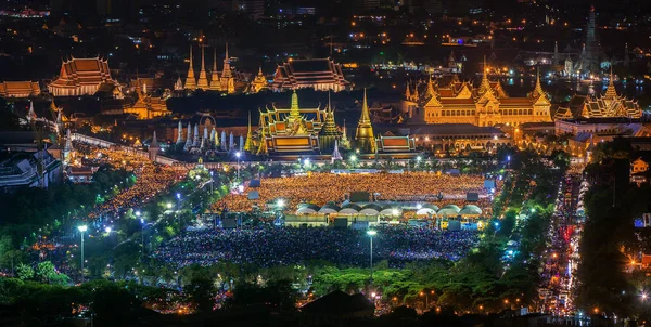 Wat Phra Keaw e tailandeses — Fotografia de Stock