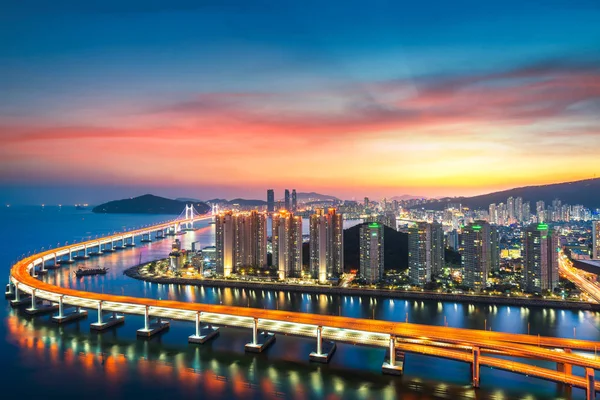 Solnedgång i Busan city med byggnad — Stockfoto