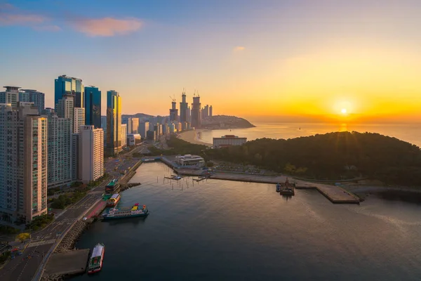 Nascer do sol sobre Busan praia de areia — Fotografia de Stock