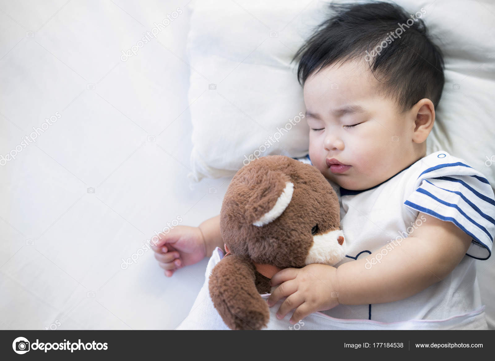 Naissance Sommeil Bebe Avec Ours En Peluche Image Libre De Droit Par Anekoho C