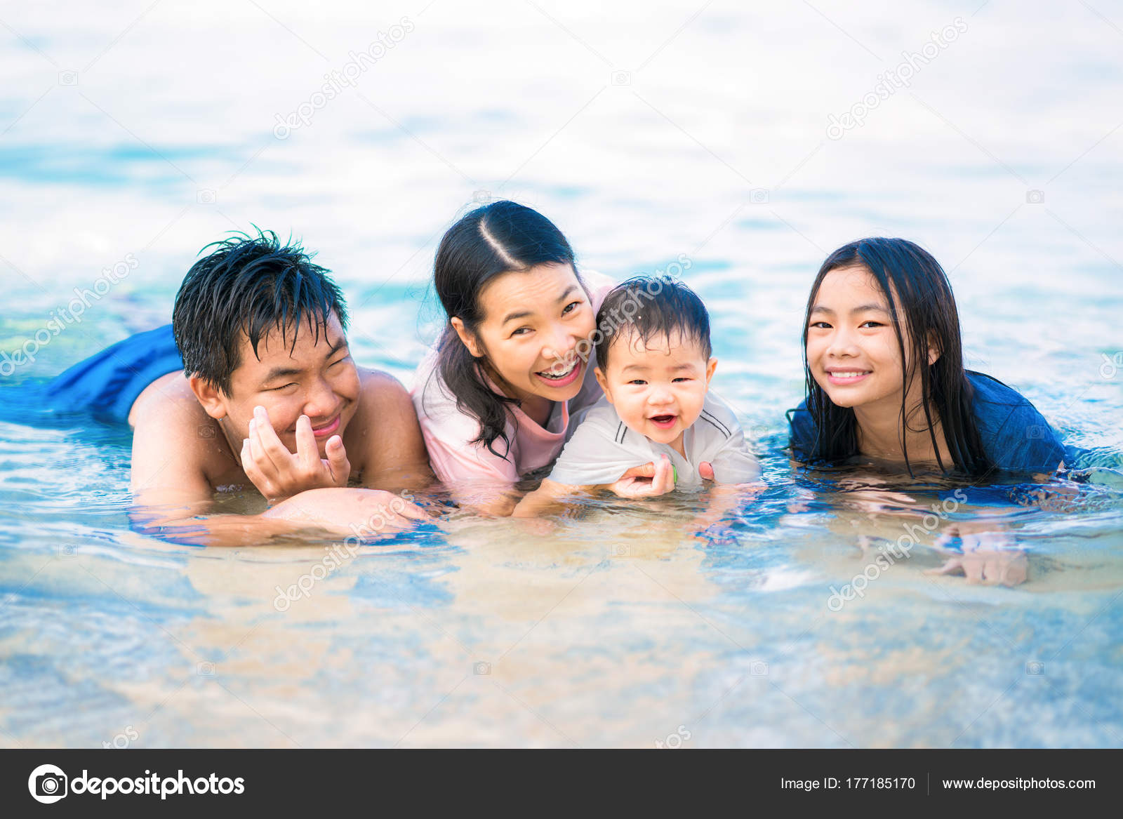 Asian Family Holiday Beach Summer Concept — Stock Photo ...