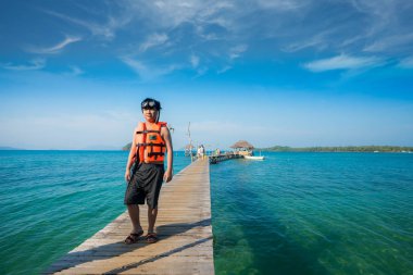 Şnorkel maskesi ormanlık köprünün üzerinde yürüme ile Asya adam