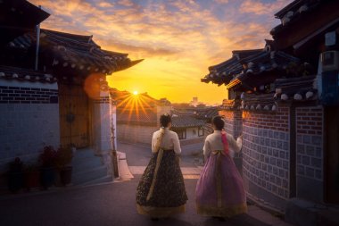 Hanbok elbise yürüyüş şerefinize Kore eski şehirde Asyalı kadın 