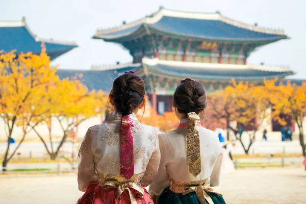 Senhora coreana em vestido hanbok — Fotografia de Stock