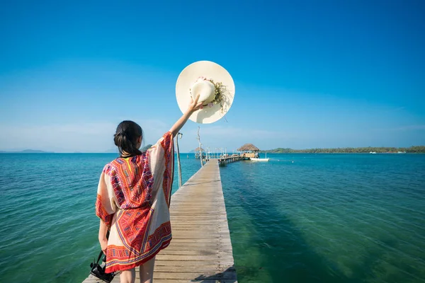 Asiatische Dame Spaziergang Bewaldeten Brücke Zum Hafen Koh Mak Mak — Stockfoto