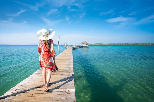 Asijské žena chodit v zalesněných most do přístavu v Koh Mak — Stock fotografie