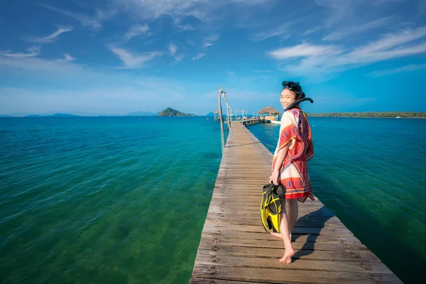 Chica asiática sonrisa con máscara de snorkel —  Fotos de Stock