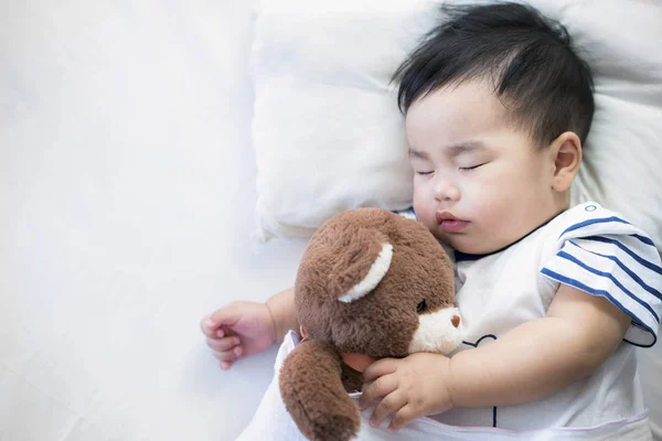 Bebê recém-nascido dormir com ursinho — Fotografia de Stock