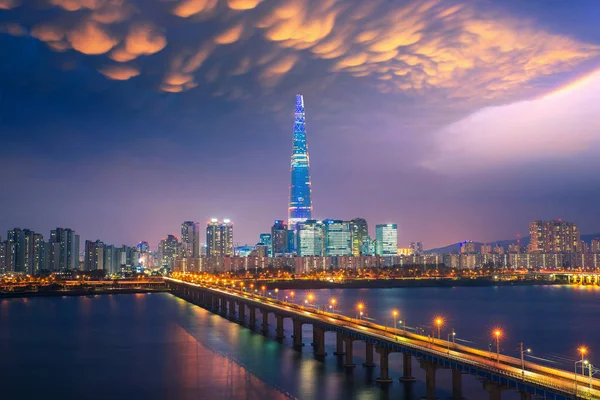 Ponte e torre na cidade de Seul — Fotografia de Stock