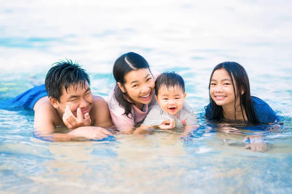 亚洲家庭假日在海滩和夏天概念 — 图库照片