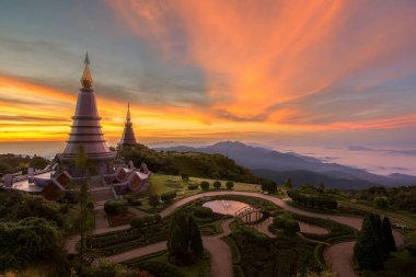 İkiz pogoda Doi Inthanon dağ manzara