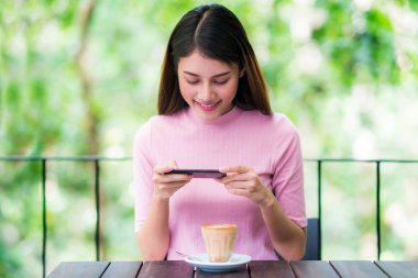 Asya Bayan kullanma smartphone 