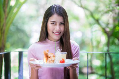 Asya karısı bir bahar rulolar yapın ve hizmet için hazır 